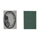 Mit dem Embossing Folder - Schmetterling im Spitzenrahmen von Stanzenshop.de entsteht ein transparenter, geprägter Schmetterlings-Spitzenrahmen, hier links im Bild, rechts auf grünem Karton in seiner Wirkung.