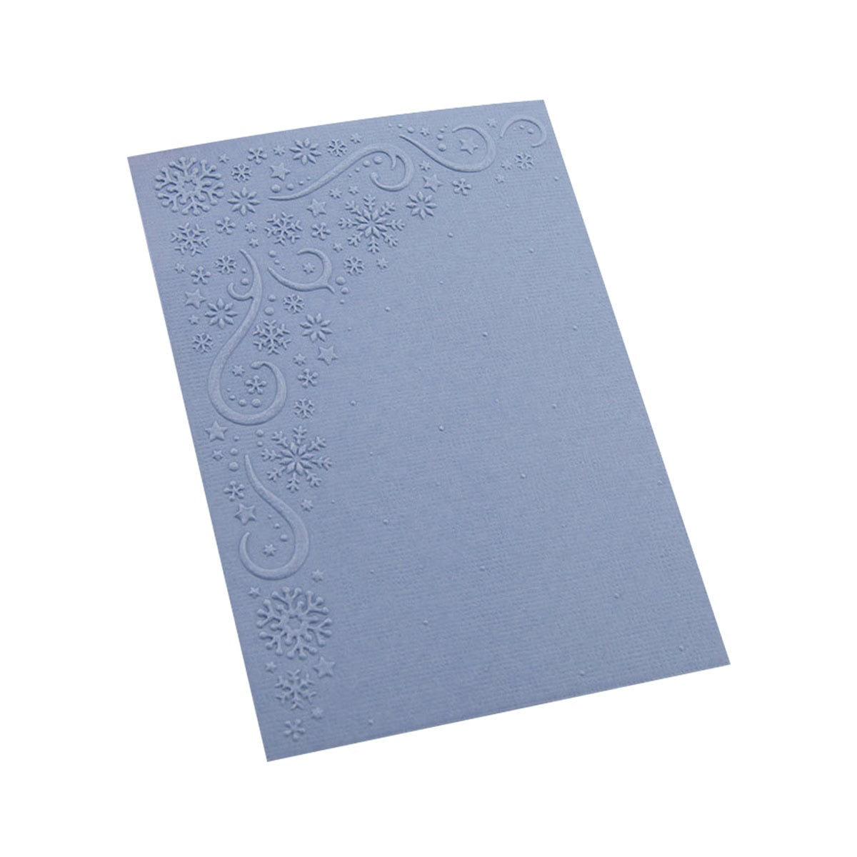 Eine hellblaue Karte mit dem Embossing Folder "Schneeflockenrahmen mit Sternen" von Stanzenshop.de geprägt, zeigt Schneeflocken und Ornamente in einer Ecke auf weißem Hintergrund.