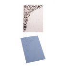 Der Embossing Folder - Schneeflockenrahmen mit Sternen von Stanzenshop.de prägt mit seinem Schneeflocken- und Sternendesign ein blaues Papier - ideal für winterliche Bastelarbeiten oder als eleganter Kartenhintergrund.
