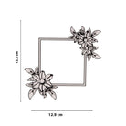 Der Embossing Folder - Blumenrahmen für deine Karten von Stanzenshop.de ist ein quadratischer Folder mit floralen Motiven oben rechts und unten links, ideal für Grußkarten. Größe: 12,5 x 12,9 cm.