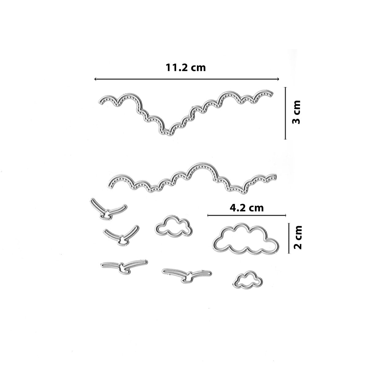 Die Stanzschablone Wolken & Vögel im Flug von Stanzenshop.de enthält Metallstanzen für Wolken und Vögel, ideal für Scrapbooking. Größte Wolkenform: 11,2 x 3 cm; kleinste: 4,2 x 2 cm.