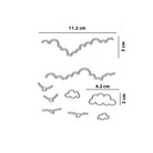 Die Stanzschablone Wolken & Vögel im Flug von Stanzenshop.de enthält Metallstanzen für Wolken und Vögel, ideal für Scrapbooking. Größte Wolkenform: 11,2 x 3 cm; kleinste: 4,2 x 2 cm.