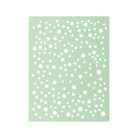 Die "Stanzschablone: Platte mit Sternen" von Stanzenshop.de besteht aus einer grünen, rechteckigen Platte mit verstreuten Sternenausschnitten in verschiedenen Größen - perfekt für Scrapbooking oder die Gestaltung einzigartiger Bastelergebnisse.