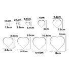 Ein Diagramm zeigt zehn herzförmige Umrisse in verschiedenen Größen, die jeweils mit Zentimeterangaben beschriftet sind - ideal als "Stanzschablone: Zehn Herzen in verschiedenen Größen" von Stanzenshop.de für Basteln oder Scrapbooking-Projekte.