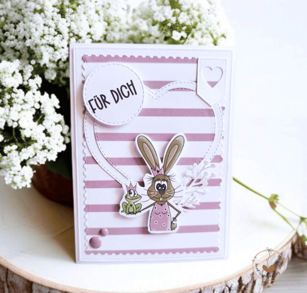 Die Stanzschablone Sechs Anhänger von Stanzenshop.de besteht aus handgefertigten Anhängern mit rosa und weißen Streifen, einem Cartoon-Hasen, der eine Katze hält, Herz-Akzenten, einem "Für Dich"-Text und weißen Blumenmustern - perfekt für Scrapbooking-Fans.