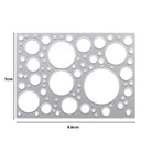 Die Stanzschablone Platte mit Kreisen von Stanzenshop.de ist rechteckig, silberfarben und hat verschiedene große Kreis-Ausschnitte. Maße: 7 cm x 9,8 cm - ideal zum Basteln!.