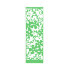 Die "Stanzschablone: Rahmen mit Blüten" von Stanzenshop.de ist ein grünes, rechteckiges Lesezeichen mit einem aufwendigen Blumenausschnitt, ideal für Scrapbooking, abgebildet auf weißem Hintergrund.