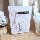 Eine handgefertigte Grußkarte mit einem Bären, rosa Tupfen, "Sei Du selbst" und weißen Blumen - perfekt für Basteln Karten oder Scrapbooking, hergestellt mit der Stanzenshop.de Stanzschablone Rechteckige Rahmen (7 Größen).