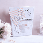 Eine Grußkarte mit einem Elefanten und einer Maus, floralen Akzenten, gestreiftem Hintergrund und "Blumengrüße", umgeben von weißen Blumen. Ideal zum Basteln von Karten mit der Stanzschablone Blume mit zwei Blüten von Stanzenshop.de; kompatibel mit Big Shot.