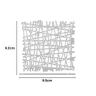 Die Stanzschablone Gittermuster von Stanzenshop.de ist eine quadratische Metallstanze mit abstrakten sich kreuzenden Linien, ideal zum Karten basteln oder Scrapbooking, mit den Maßen 9,2 x 9,5 cm und mit beschrifteten Maßen abgebildet.