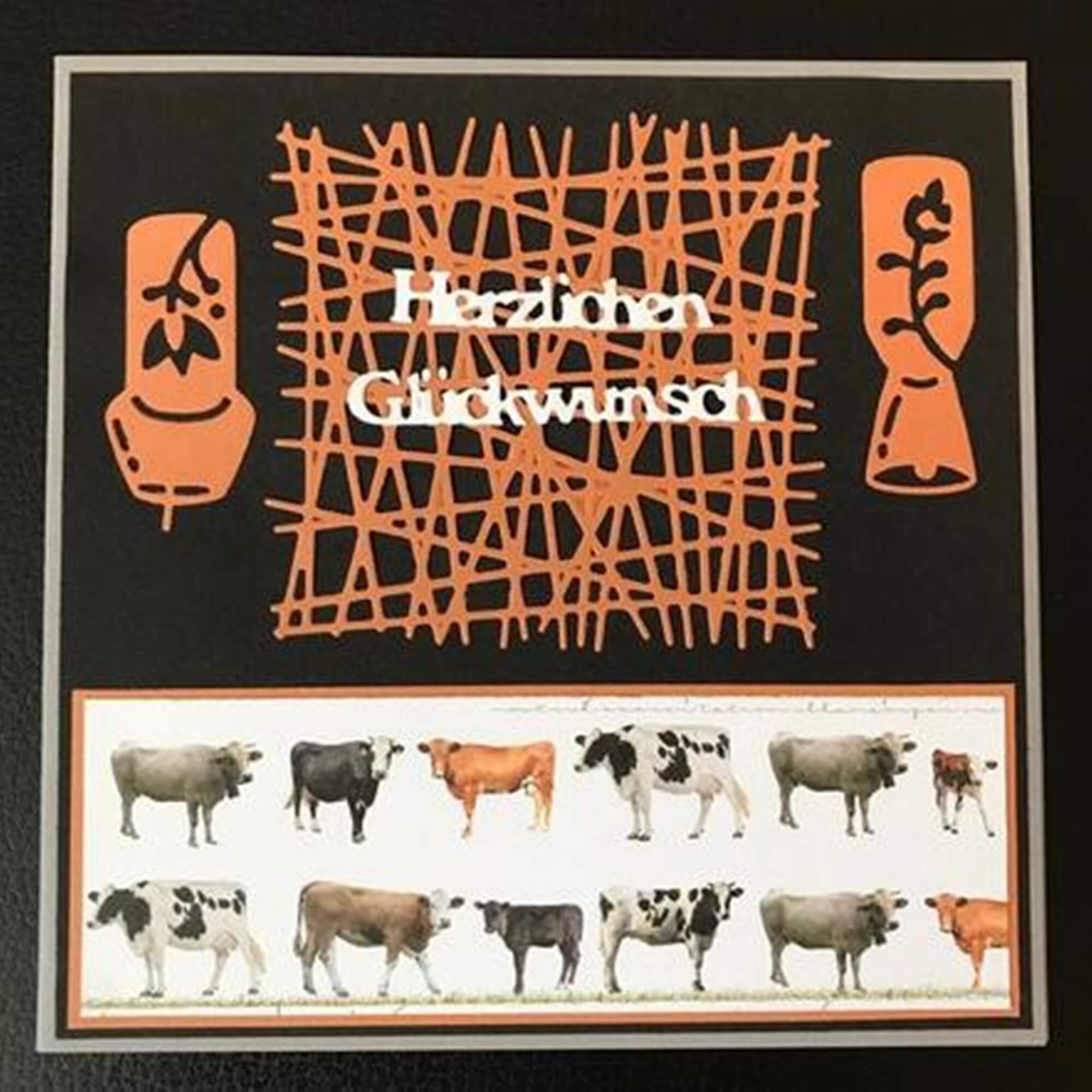 Eine handgefertigte Karte mit orangefarbenen Ausschneidemotiven aus dem Stanzschablone Gittermuster von Stanzenshop.de, mit "Herzlichen Glückwunsch" und zwei Reihen Kuh-Illustrationen - ideal für Karten basteln oder Scrapbooking-Projekte.