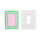 Sechs pastellfarbene, gewellte rechteckige Papiere aus der "Stanzschablone" von Stanzenshop.de: Sechs gewellte Rahmen in verschiedenen Größen" sind links gestapelt, rechts sitzen sechs passende Metallstanzen - ideal zum Basteln oder Scrapbooking vor weißem Hintergrund.