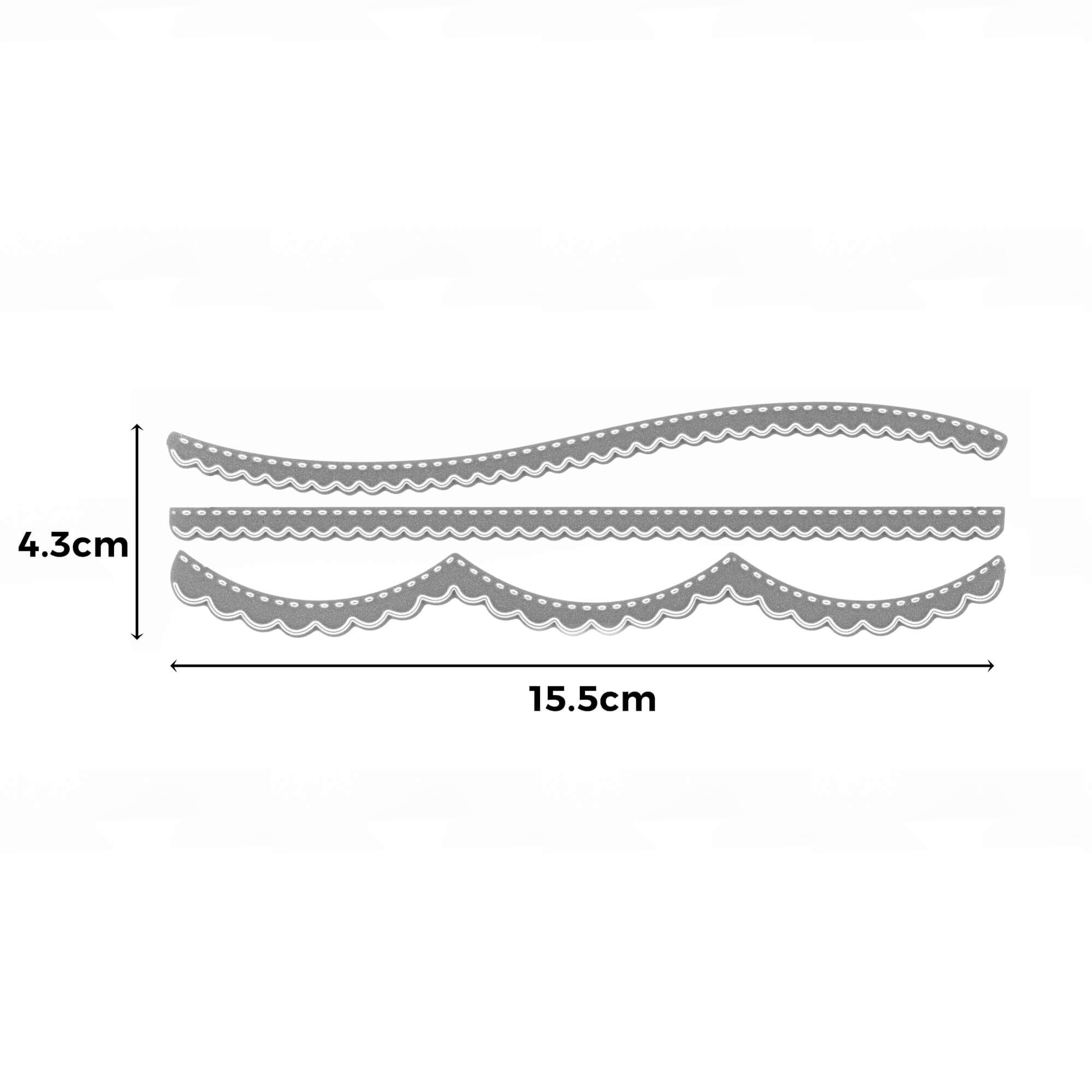 Die Stanzenshop.de Stanzschablone: Drei Ränder für Karten bietet drei silberne, gewellte Metallstreifen mit einzigartigen Rändern, jeweils 15,5 cm x 4,3 cm, perfekt für Scrapbooking oder Karten; die Abmessungen sind mit schwarzen Pfeilen markiert.