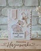 Handgefertigte Karte mit Stanzschablone Anker und Steuerrad von Stanzenshop.de, Bären-Illustrationen und deutschem Text "Wir passen zusammen wie Pommes & Mayo", dargestellt auf einem hölzernen "Sissis Herzenwerke"-Ständer - ideal für Scrapbooking-Fans.