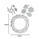 Die Stanzschablone Herbstkranz mit Blättern von Stanzenshop.de (9,6 x 9,6 cm) enthält Metallstanzformen in Form eines Kranzes, von Blättern, Zweigen und einer Eichel - ideal zum Basteln und für den Herbst.