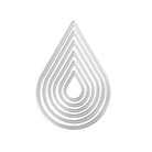Die Stanzschablone Sechs Tropfen von Stanzenshop.de besteht aus sechs silbernen Metallschablonen in Tropfenform, ideal für Bastelprojekte, die konzentrisch auf weißem Hintergrund angeordnet sind.