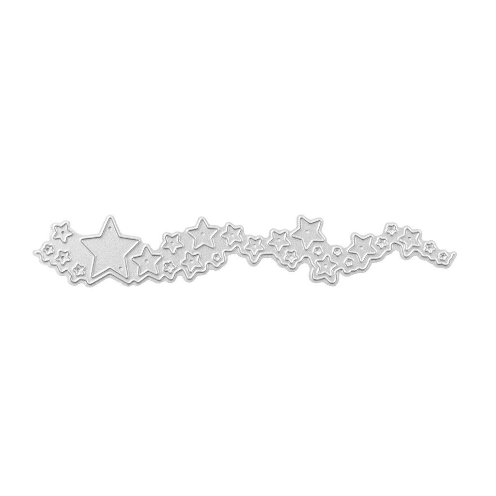 Die Stanzschablone: Sterne auf einer Welle von Stanzenshop.de ist eine silberne Metallschablone mit einem komplizierten Design aus verschieden großen, wellenförmig angeordneten Sternen, die sich perfekt für ein festliches Bastelergebnis zu Weihnachten eignet.