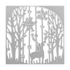 Die Stanzenshop.de Stanzschablone: Landschaft mit Bäumen und einem Reh im Rahmen ist ideal zum Basteln von festlichen oder winterlichen Karten. Sie zeigt eine detailreiche Szene mit einem Reh und einem Baum, umrahmt von silbernem Metall.