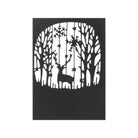 Die Stanzschablone: Landschaft mit Bäumen und einem Reh im Rahmen von Stanzenshop.de zeigt eine schwarz-weiße Silhouette eines Rehs zwischen Bäumen - ideal für weihnachtliche oder winterliche Bastelprojekte.