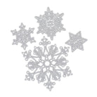 Vier detailreiche silberne Schneeflocken-Ornamente, hergestellt mit der Stanzschablone Vier Schneeflocken in verschiedenen Größen von Stanzenshop.de, sind auf einem weißen Hintergrund angeordnet - ideal für Scrapbooking und Basteln.