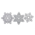 Drei "Stanzschablone: Drei kleine Schneekristalle" von Stanzenshop.de mit verschlungenen Schneeflockenmustern werden nebeneinander auf weißem Hintergrund präsentiert - ideal für Bastelprojekte oder Schneekristalle.