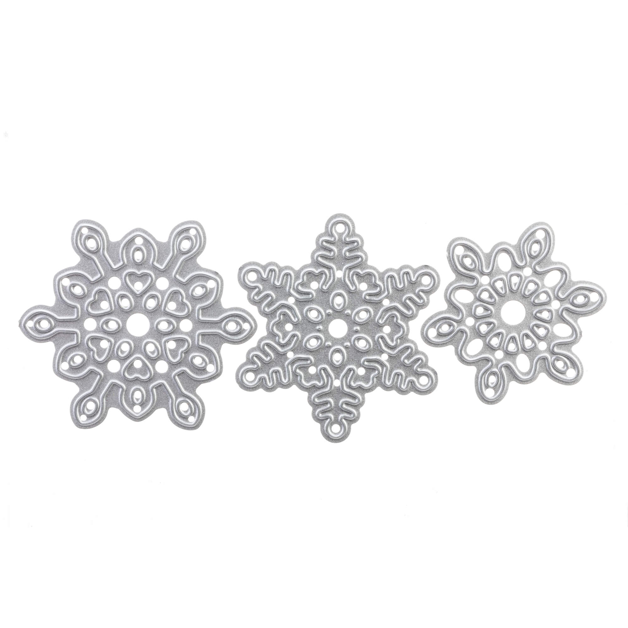 Drei "Stanzschablone: Drei kleine Schneekristalle" von Stanzenshop.de mit verschlungenen Schneeflockenmustern werden nebeneinander auf weißem Hintergrund präsentiert - ideal für Bastelprojekte oder Schneekristalle.