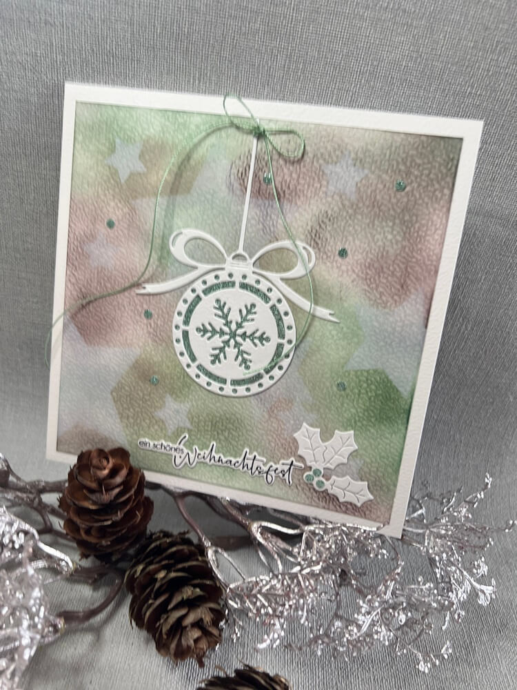 Größenangabe für Stanzschablone: Weihnachtskugel mit Schneeflocke und Band