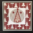 Basteln Sie mit der "Stanzschablone Drei verschiedene Tannenbäume" von Stanzenshop.de - eine handgefertigte Weihnachtskarte mit stilisierten roten und weißen Tannenbäumen und Sternakzenten auf gemustertem Hintergrund. Perfekt für kreatives Basteln!.