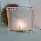 Die "Stanzschablone Schneemänner und Bäume" von Stanzenshop.de zeigt Schneemänner, kahle Bäume und winterliche Akzente - perfekt zum Basteln im Winter oder für Scrapbooking-Projekte, wunderschön beleuchtet mit einer sanften Hintergrundbeleuchtung.