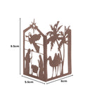 Die Stanzschablone Krippenlaterne von Stanzenshop.de zeigt eine braune ausgeschnittene Krippenszene mit Engel, Maria, Josef, Jesuskind, Kamelen und Palmen. Ideal für Weihnachtsbasteleien oder Laternen. Größe: 9,5 x 5,5 x 6 cm.