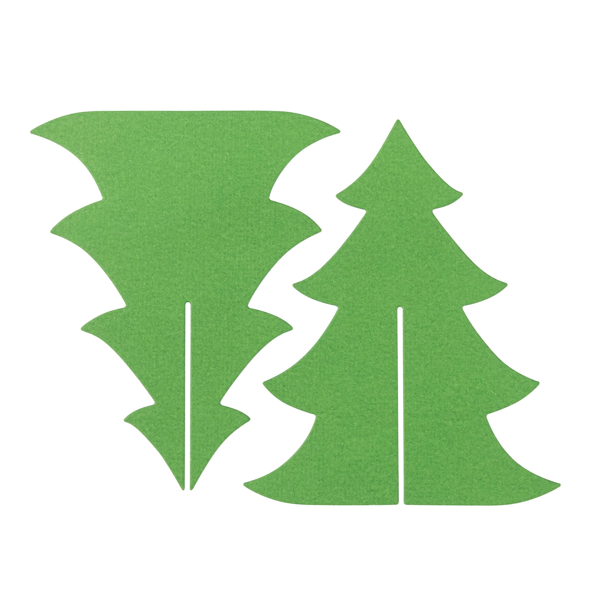 Zwei flache, grüne Ausschnitte aus der Stanzschablone 3D Tannenbaum von Stanzenshop.de haben vertikale Schlitze zum Ineinanderstecken - ideal für Basteln im Winter oder als festlicher Mittelpunkt.