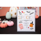Eine Einladungskarte für eine Halloween-Party mit einem rosafarbenen Totenkopf und einem orangefarbenen Kürbis aus den Sizzix 666453 - Thinlits Spooky Icons von Sizzix, die zwischen Fledermäusen, Herzen und pastellfarbenen Kürbissen als festliche Tischdekoration Platz finden.