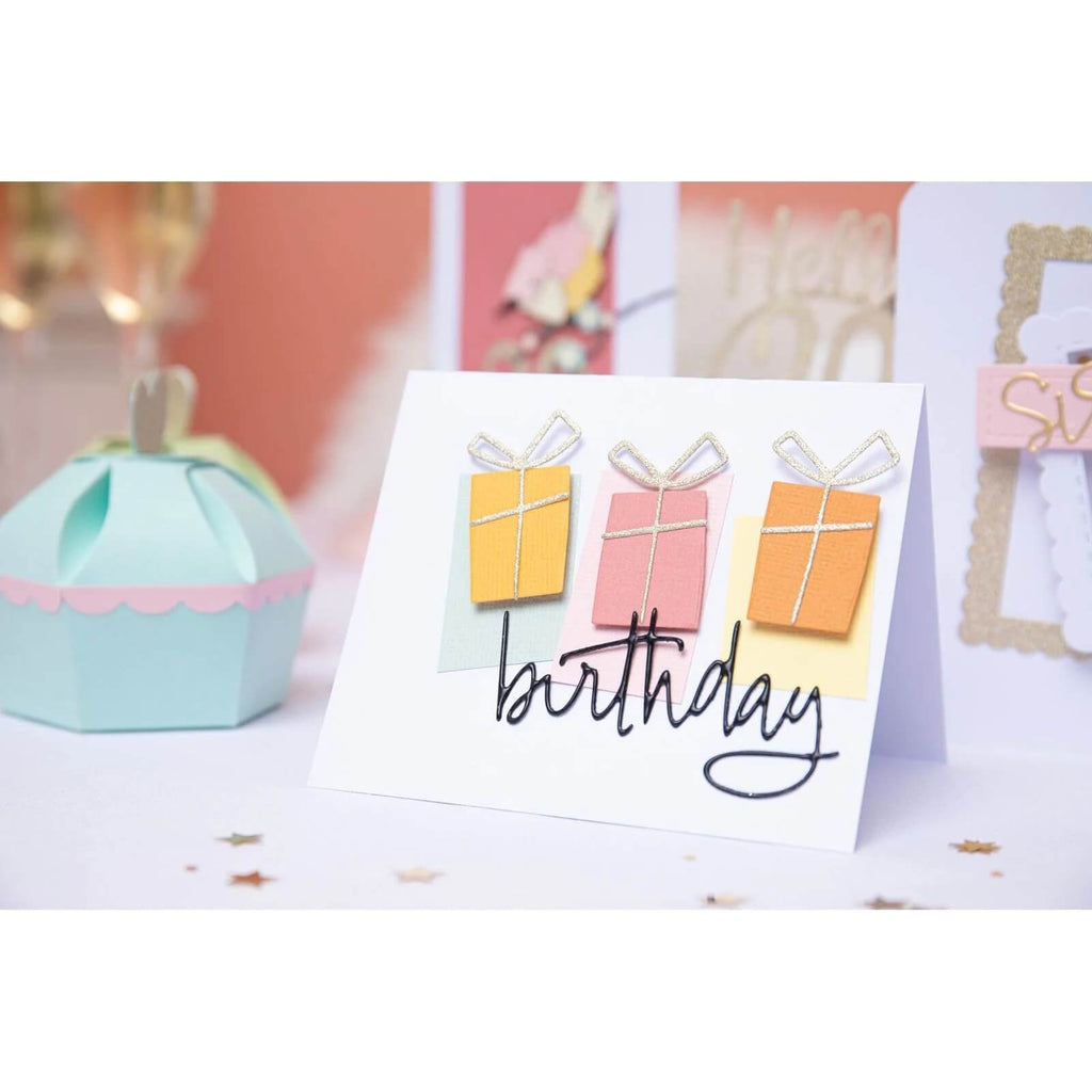 Eine Geburtstagskarte mit einer Geschenkbox, verziert mit Sizzix Thinlits Die Set Fabulous Birthday Numbers von Debi Potter.