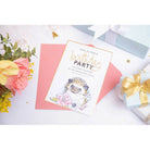 Eine Einladung zur Geburtstagsfeier, die mit den Sizzix 666230 Thinlits Fabulous Birthday Numbers von Debi Potter gestaltet wurde, zeigt ein florales Igelmotiv auf einem rosa Umschlag, umgeben von Geschenken und Dekorationen. Marke: Sizzix.