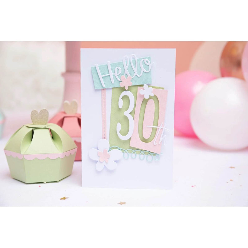 Eine Geburtstagskarte mit Luftballons und Konfetti, mit Sizzix Thinlits Die Set Fabulous Birthday Numbers von Debi Potter für zusätzliche Dekorationen.