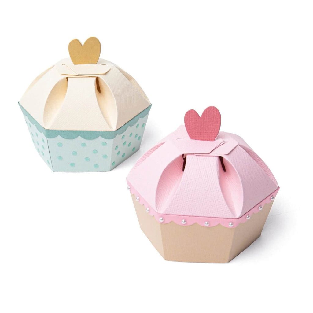 Zwei Cupcake-Boxen von Sizzix mit herzförmigen Verzierungen.