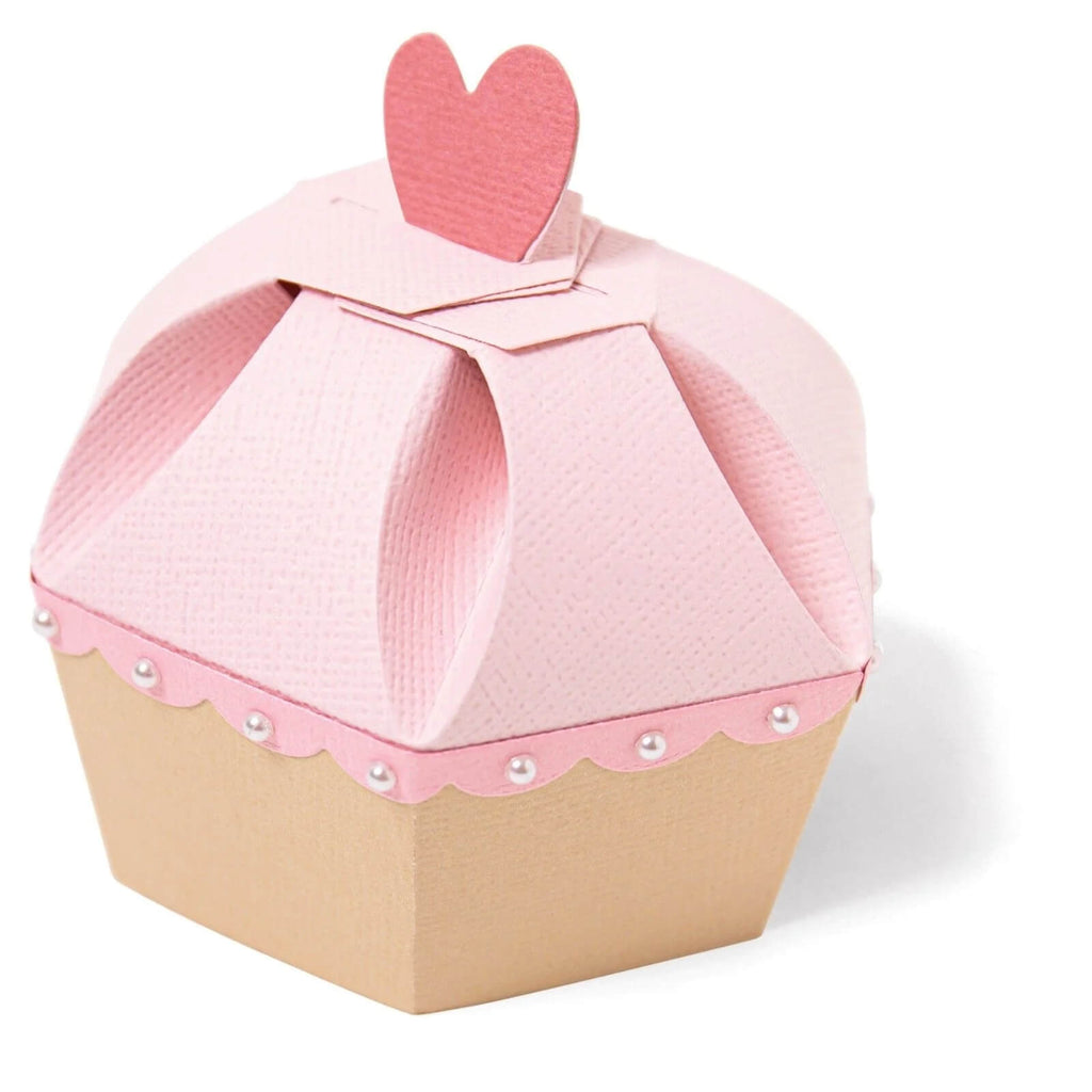Eine Sizzix Fabulous Cupcake Box von Debi Potter mit einer herzförmigen Öffnung oben.