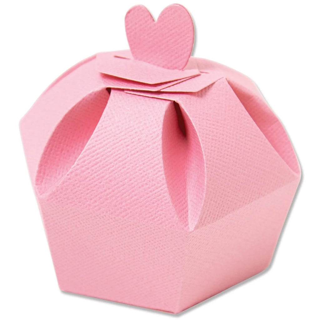 Eine Sizzix Cupcake Schachtel mit herzförmigem Deckel.