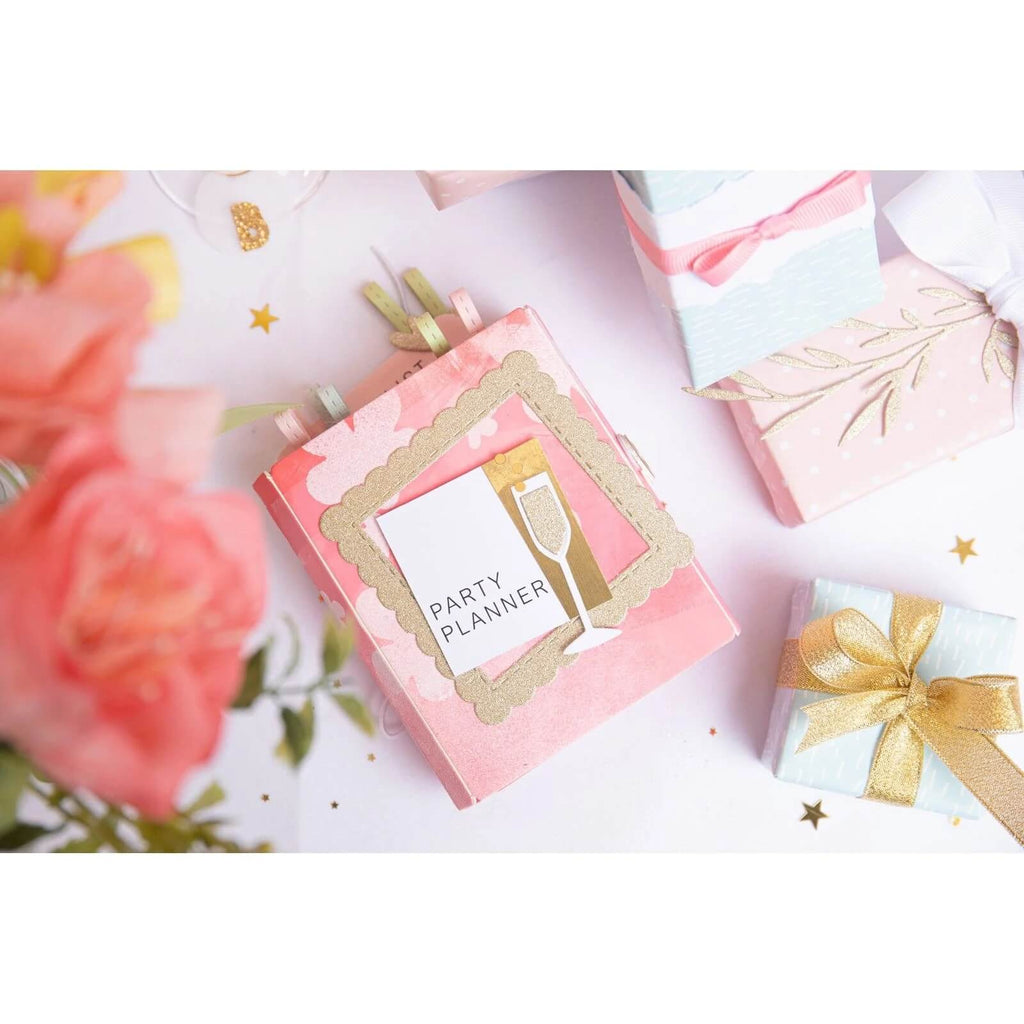 Eine rosa Geschenkbox mit Blumen und einer Geschenkkarte, verziert mit zarten floralen Sizzix • Thinlits Stanzformen „Fabulous Frames & Borders by Debi Potter“.