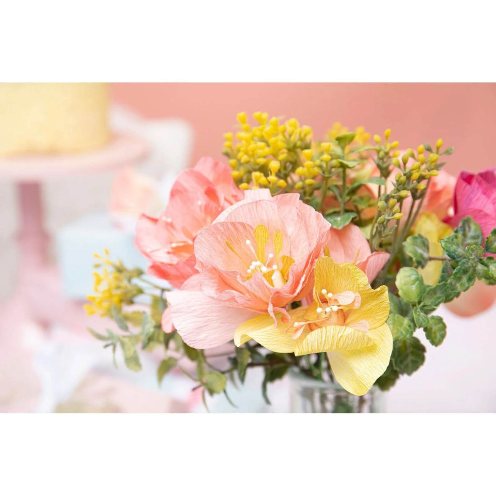 Sizzix • Thinlits Die Set Lisianthus von Alexis Trimble Blumen in einer Vase auf einem rosa Tisch.