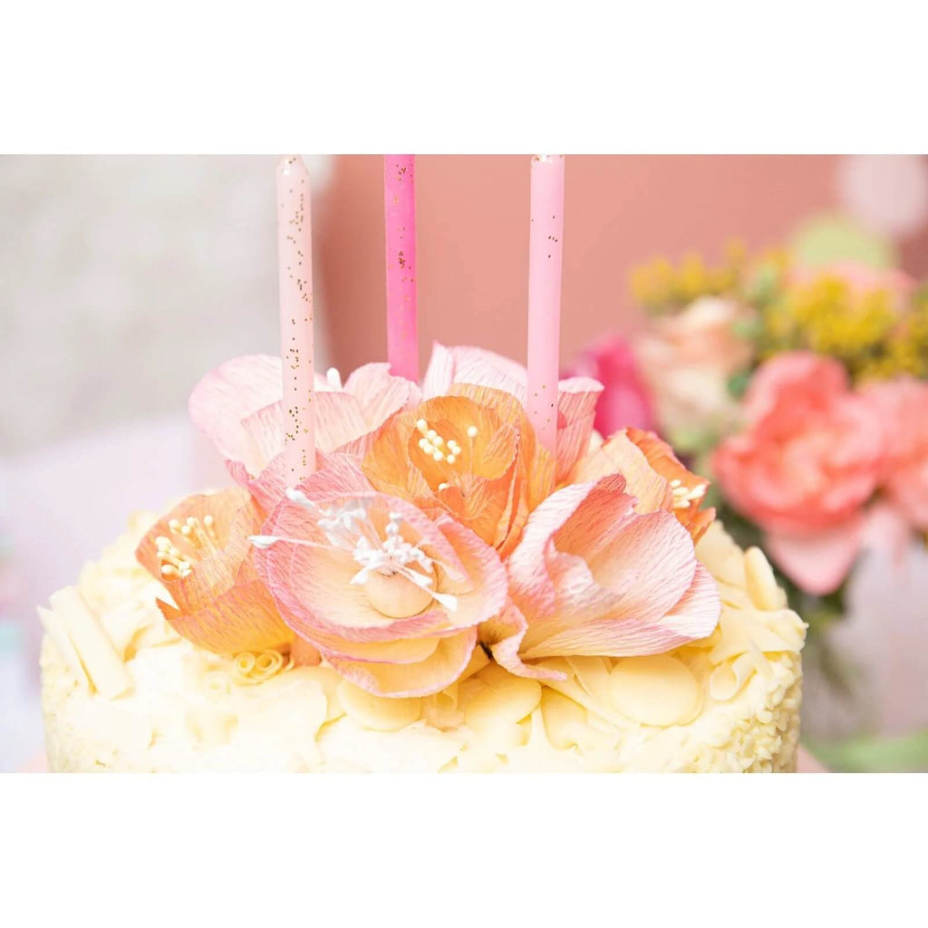 Eine Sizzix-Torte, dekoriert mit rosa 3D-Blumen, mit dem Thinlits Die Set Lisianthus von Alexis Trimble.