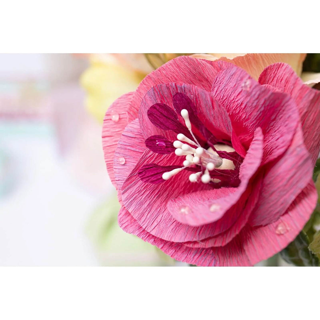 Eine Nahaufnahme einer rosa Sizzix • Thinlits Die Set Lisianthus von Alexis Trimble Blume in einer Vase.