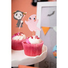 Zwei Cupcakes mit rosafarbenem Zuckerguss sind mit Papieraufsätzen - einem Cartoon-Gespenst und einem Sensenmann - versehen, die mit den Sizzix 666315 - Thinlits mit Stamps Spooky Friends von Sizzix hergestellt wurden. Festliche Banner vervollständigen diese Papierbastelprojekte zum Thema Halloween.