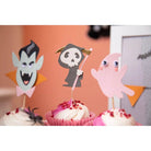 Drei Cupcakes mit Halloween-Figuren - Vampir, Sensenmann und Gespenst -, die mit den Sizzix 666315 Thinlits mit Stamps Spooky Friends von Sizzix hergestellt wurden; ideal für Papierbastelprojekte und gruselige Feiern.