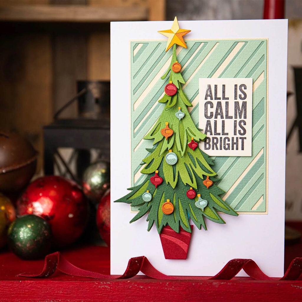 Eine Karte mit einem Weihnachtsbaum darauf, mit den Maßen und den Sizzix • Thinlits Stanzschablonen Layered Stripes.