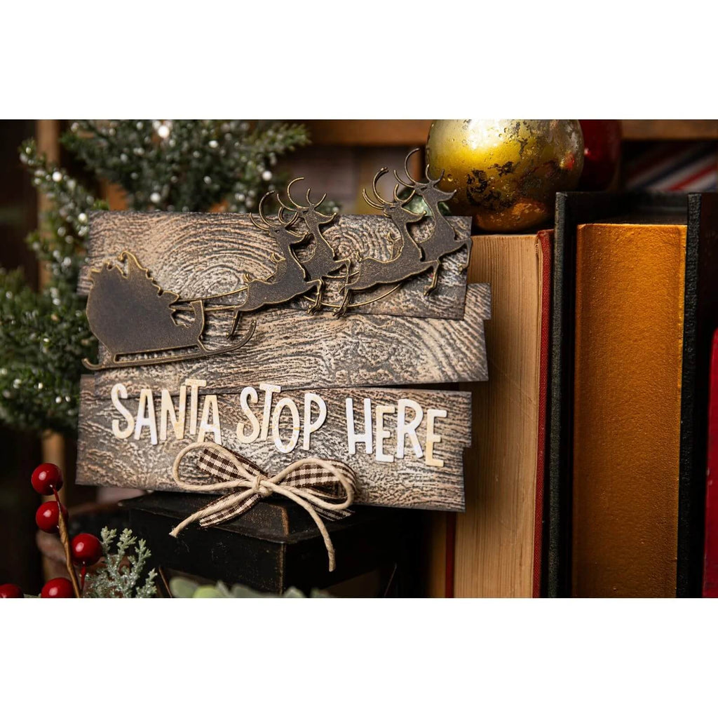 Sizzix Santa Shop Here Holzschild mit Weihnachtsthema.