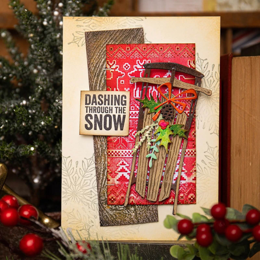 Eine Weihnachtskarte zum Thema Weihnachten mit einem Sizzix Thinlits Vintage-Schlitten und geschmückt mit Tim Holtz Thinlits-Ornamenten.