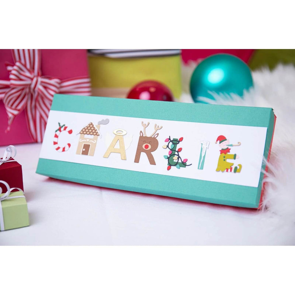 Eine Sizzix • Thinlits Die Set Weihnachts-Alphabet-Geschenkbox mit dem Namen Charlie darauf, perfekt für die Heimdekoration.