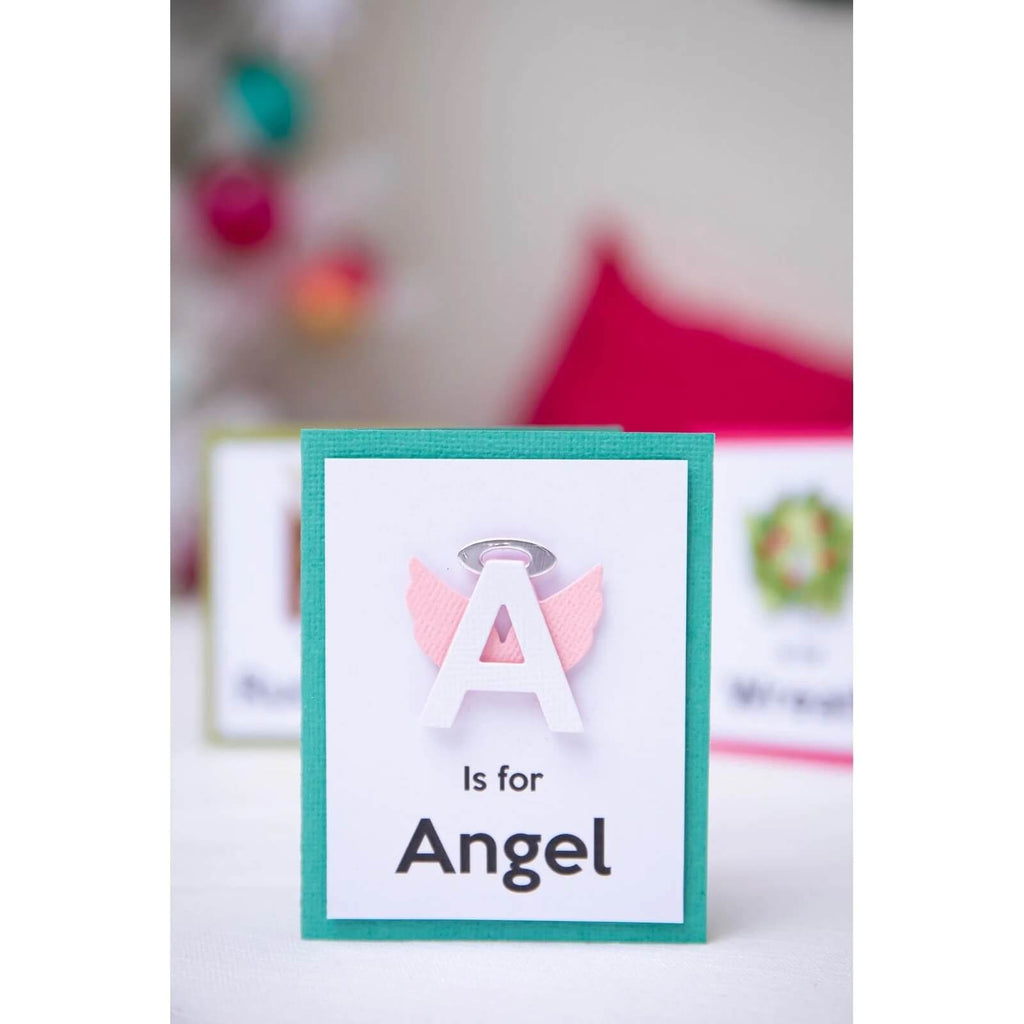 A ist für Engels-Buchstabenkarten, perfekt für die Heimdekoration oder als Teil eines Weihnachts-Alphabet-Sets. Diese Karten können ganz einfach mit Sizzix • Thinlits Die Set Christmas Alphabet personalisiert werden.