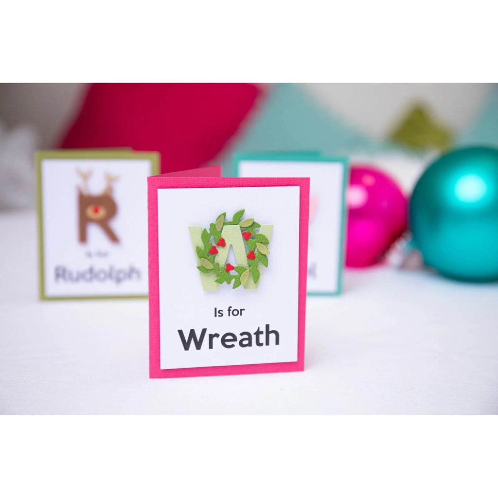 Ein Satz dekorativer Heimdekorationskarten mit dem Wort „Kranz“, veredelt mit Sizzix • Thinlits Die Set Christmas Alphabet.